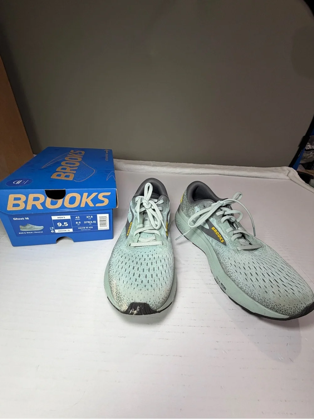 Brooks Mint Green men’s Running Shoes excellent condition